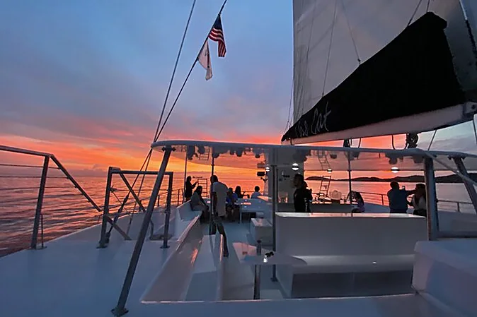 Navegación al atardecer con cócteles y aperitivos